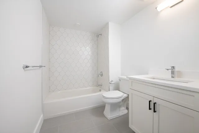 $3,200 | 425 Border Street, Unit 305, Boston, MA 02128
