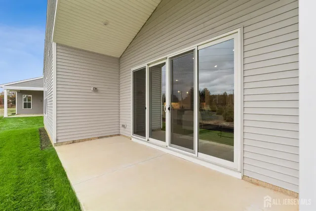 a view of an house with backyard