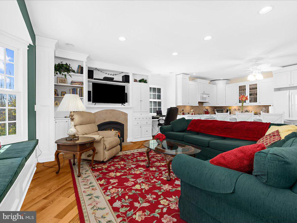 1735 Broadlee Trail Annapolis, MD 21401 - Photo 10 of 65 Living Room w/ FP and built-ins