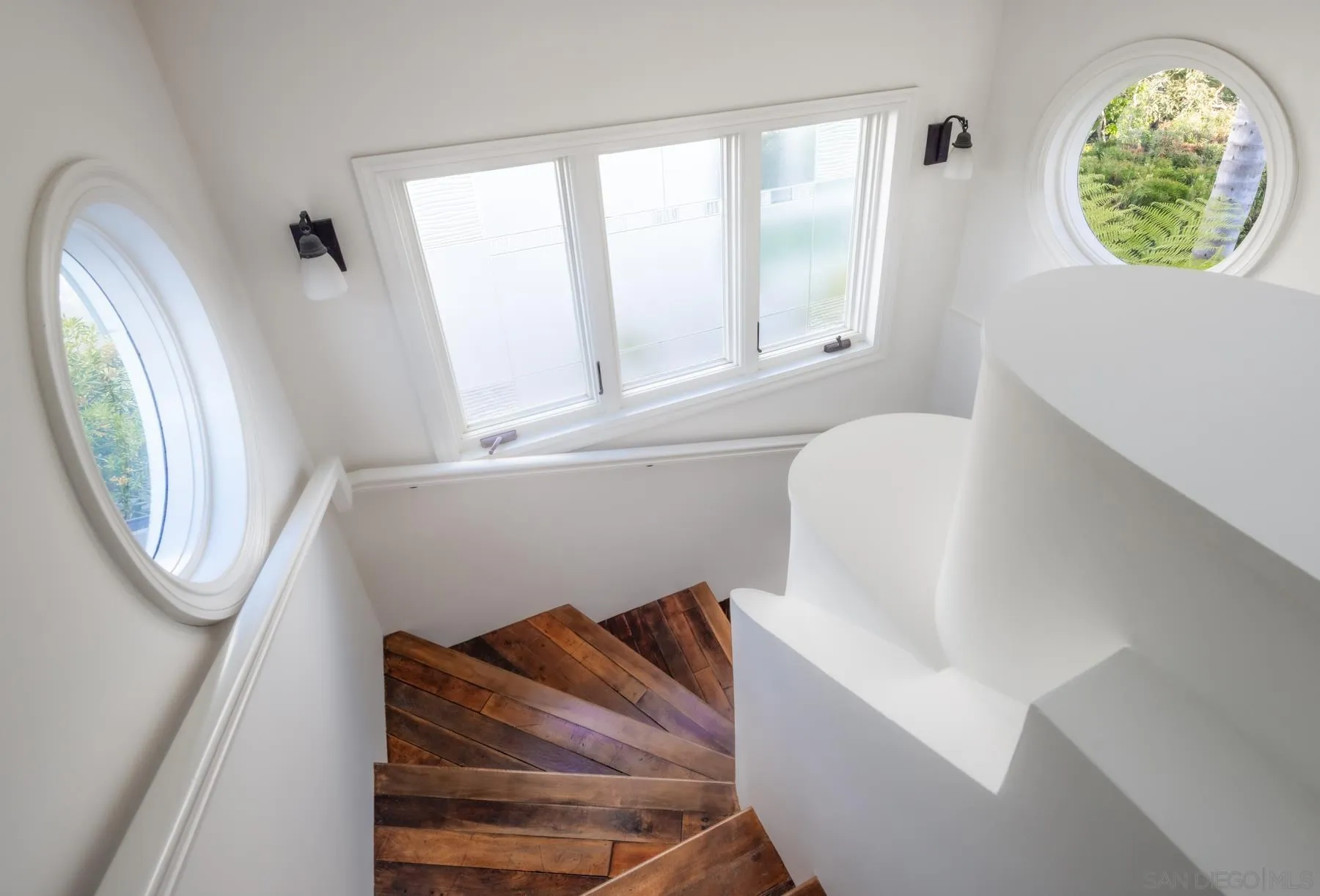 219 27th Street Del Mar, CA 92014 - Photo 28 of 47 a view of entryway with washer and dryer