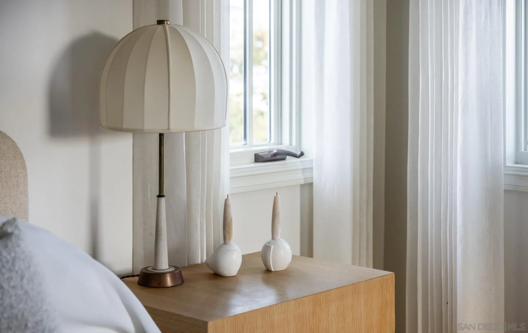 219 27th Street Del Mar, CA 92014 - Photo 31 of 47 a room with a table and a chair