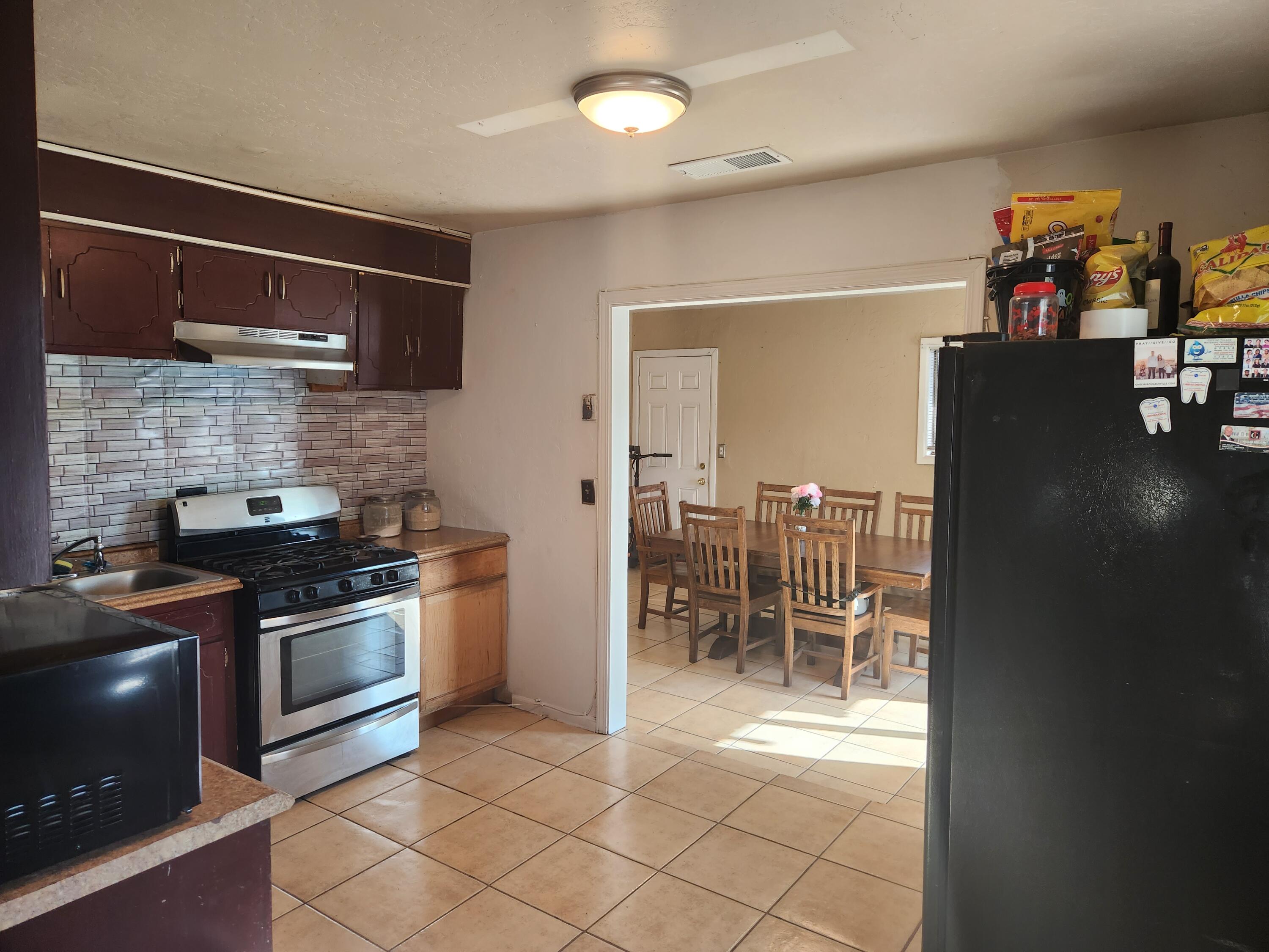752 South R Street Tulare, CA 93274 - Photo 5 of 27 Kitchen