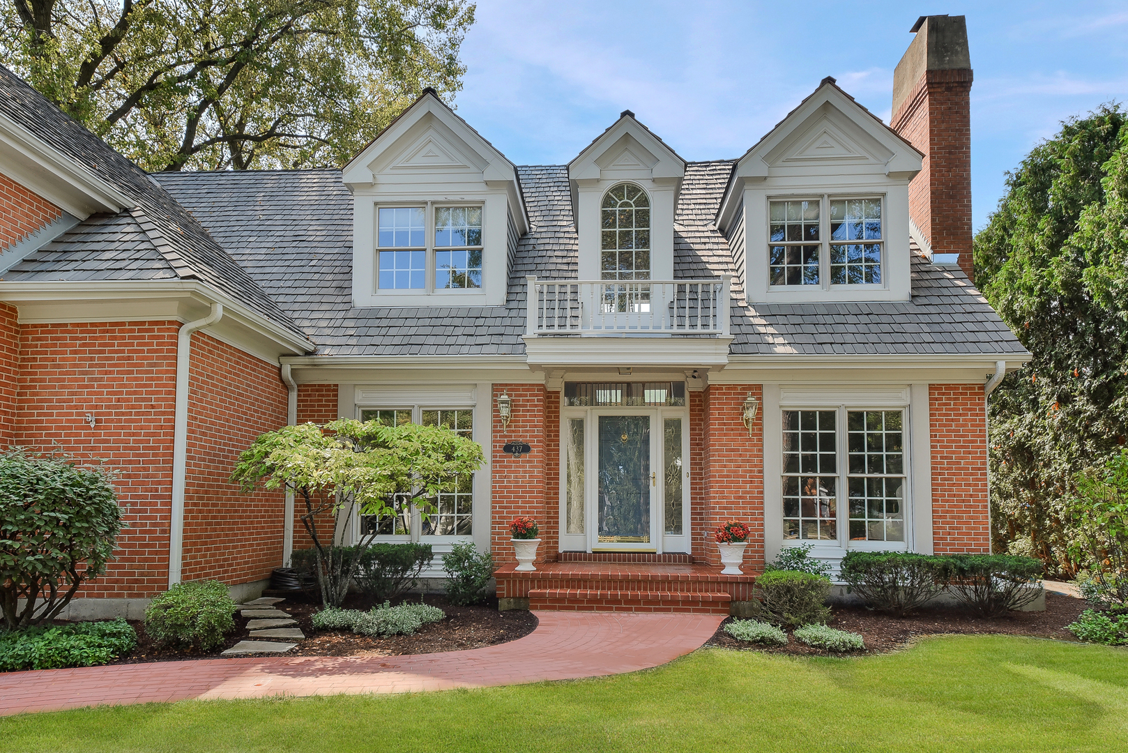 437 Stagecoach Run Glen Ellyn, IL 60137 - Photo 2 of 45 a front view of a house with garden
