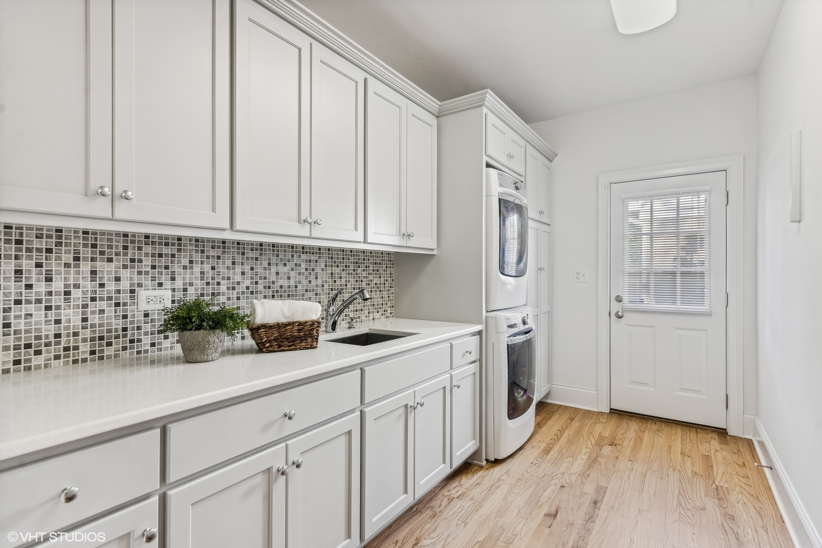 437 Stagecoach Run Glen Ellyn, IL 60137 - Photo 21 of 45 a kitchen with a sink and cabinets