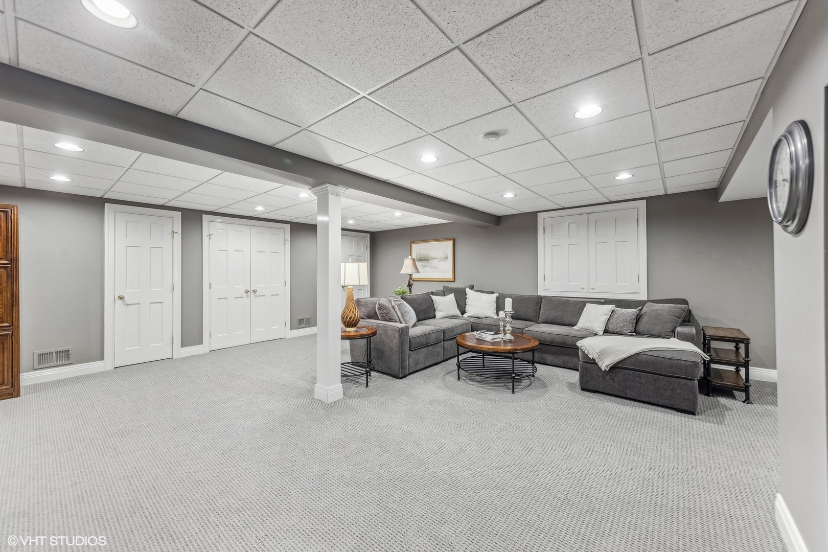 437 Stagecoach Run Glen Ellyn, IL 60137 - Photo 37 of 45 a living room with furniture