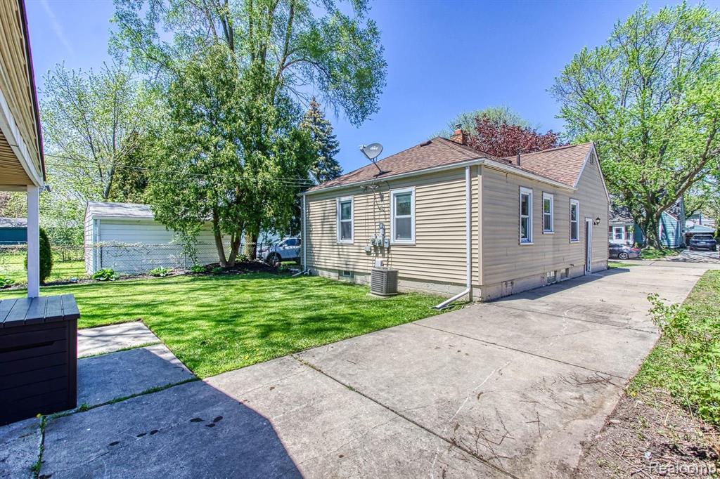 1369 Princeton Road Berkley, MI 48072 - Photo 32 of 38