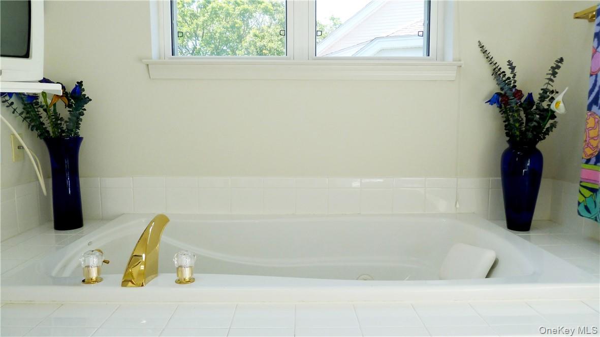 107 Winding Ridge Road, Unit 107 White Plains, NY 10603 - Photo 16 of 30 a bathroom with a bathtub