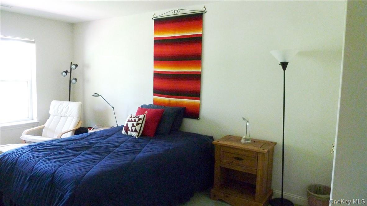 107 Winding Ridge Road, Unit 107 White Plains, NY 10603 - Photo 20 of 30 a bedroom with a bed and lamp