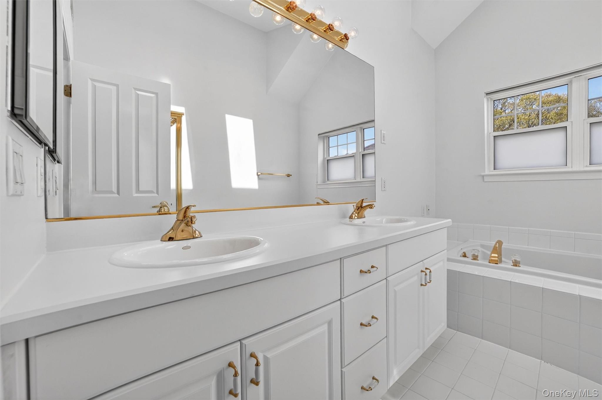 107 Winding Ridge Road, Unit 107 White Plains, NY 10603 - Photo 20 of 50 Master Bath ensuite