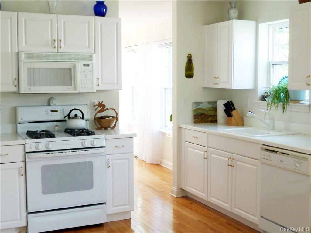 107 Winding Ridge Road, Unit 107 White Plains, NY 10603 - Photo 10 of 30 a kitchen with white cabinets and appliances