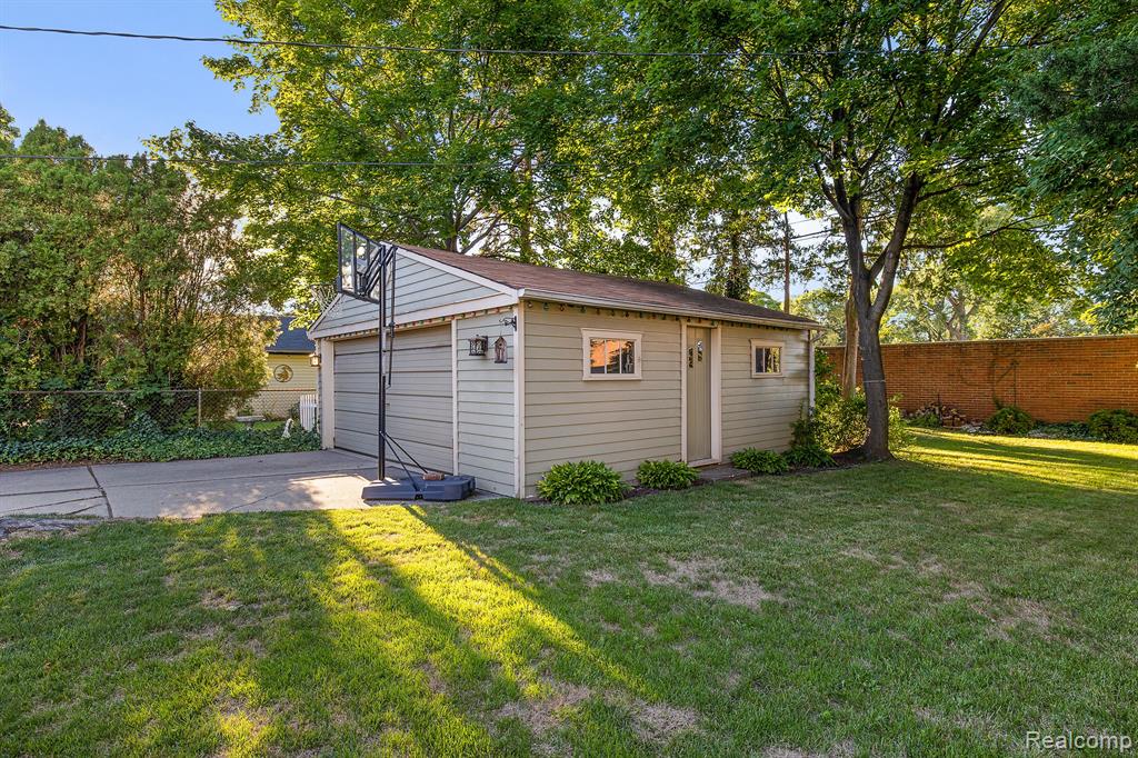 2008 Rosemont Road Berkley, MI 48072 - Photo 9 of 55