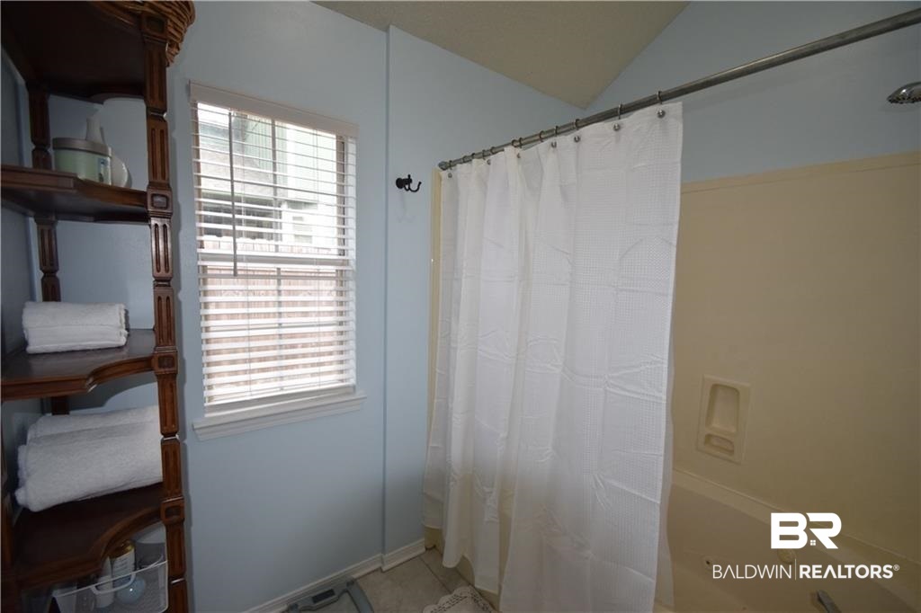 852 West Briar Court Mobile, AL 36609 - Photo 21 of 40 Master bath area with Jacuzzi tub/shower.
