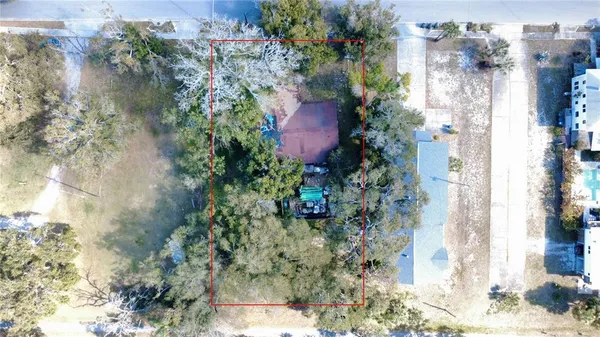 a view of yard with tree