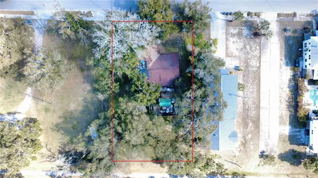 a view of yard with tree