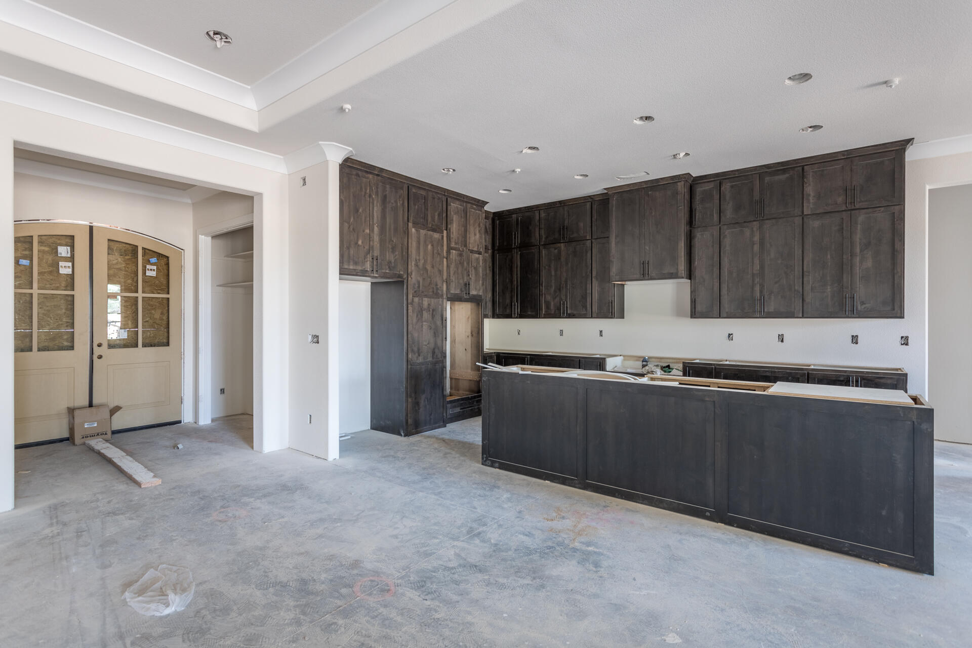 910 Santa Cruz Drive Redding, CA 96003 - Photo 14 of 28 a large kitchen with cabinets