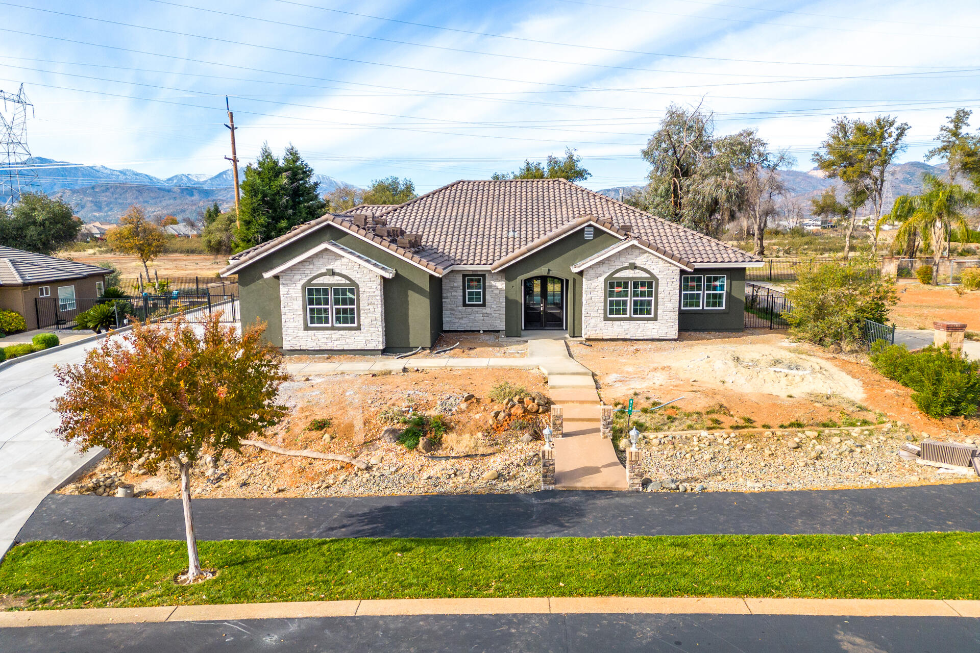 910 Santa Cruz Drive Redding, CA 96003 - Photo 5 of 28 a view of a yard in front of the house