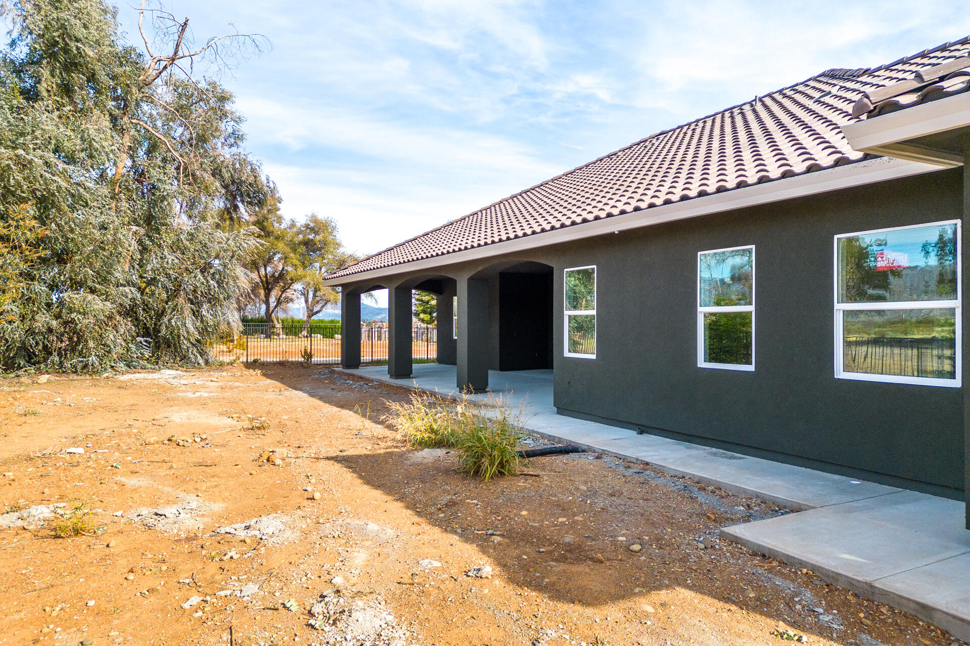 910 Santa Cruz Drive Redding, CA 96003 - Photo 8 of 28 a front view of a house with a yard