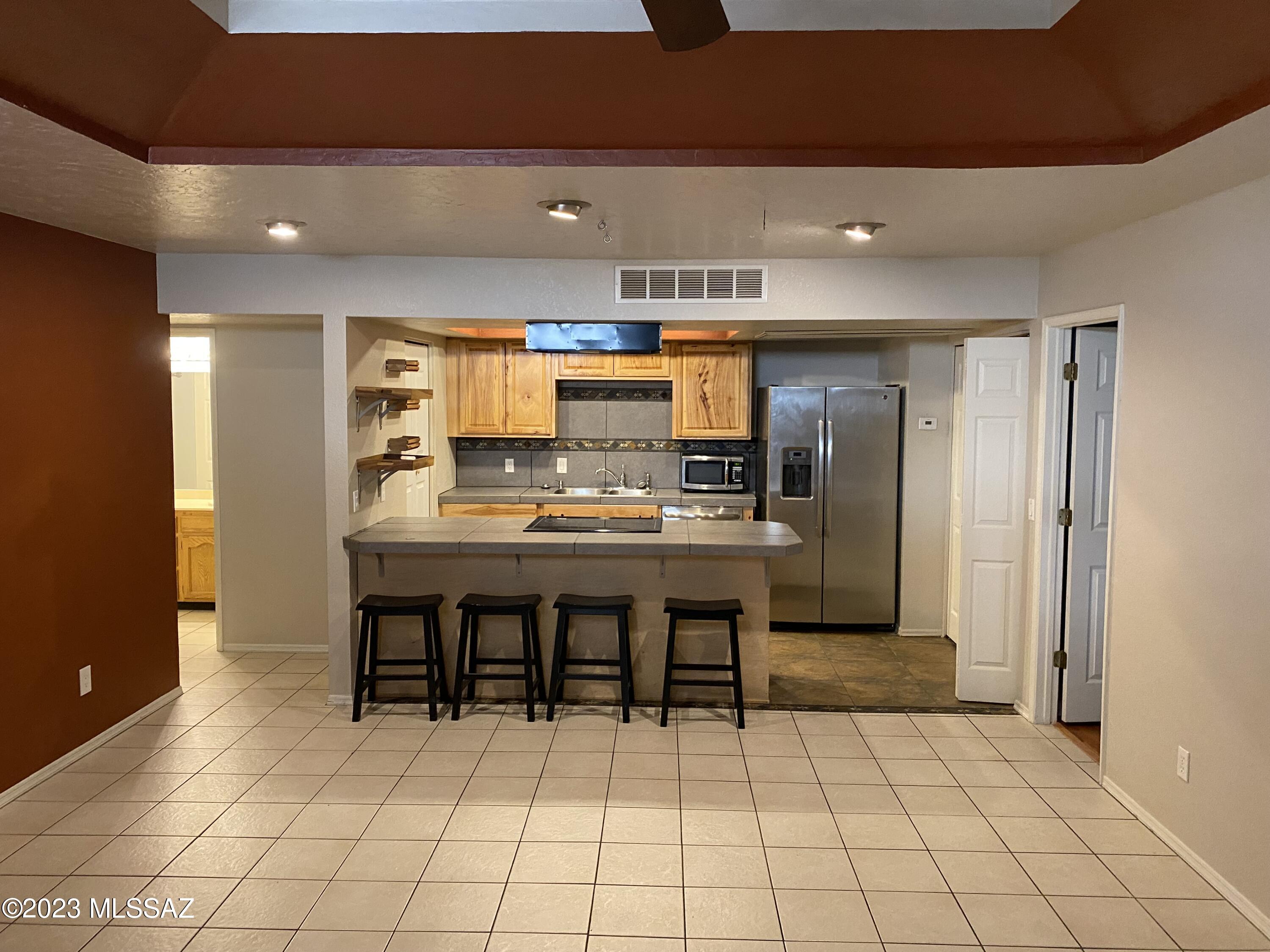 1200 East River Road, Unit F63 Tucson, AZ 85718 - Photo 5 of 20 living room/kitchen