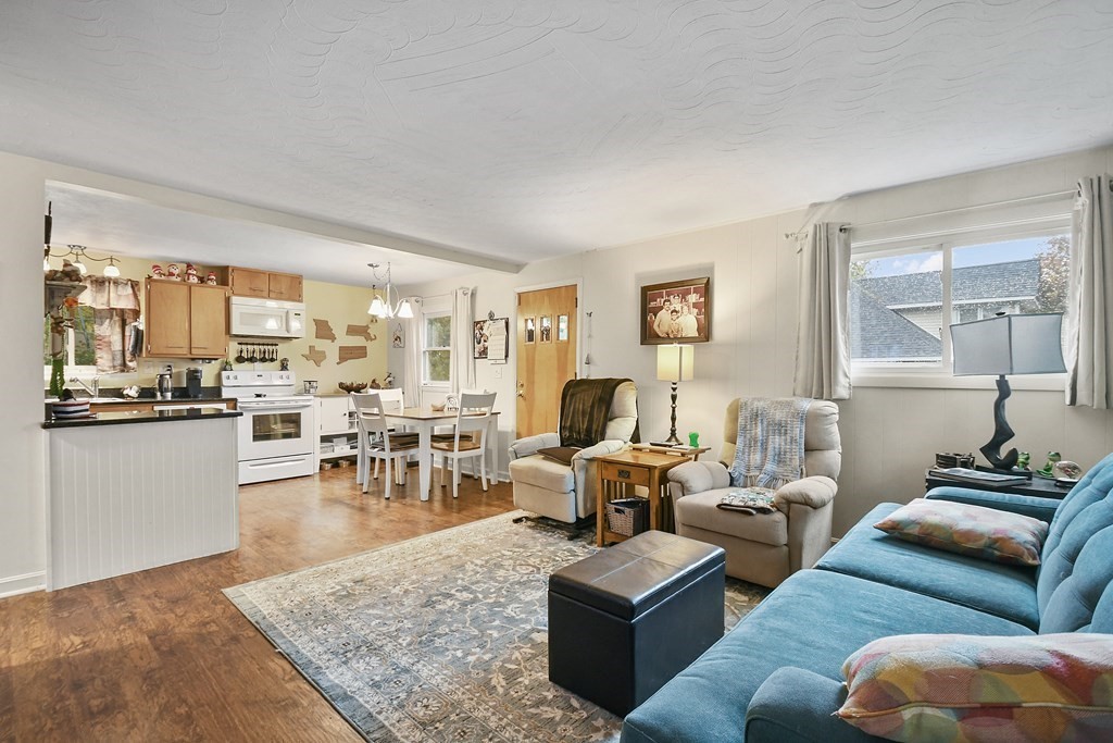 54 Sunderland Road Worcester, MA 01604 - Photo 2 of 18 Gallery Image 2