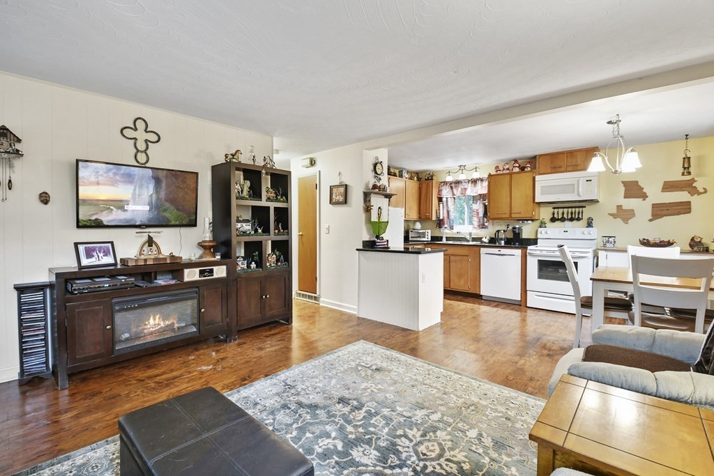 54 Sunderland Road Worcester, MA 01604 - Photo 3 of 18 Gallery Image 3