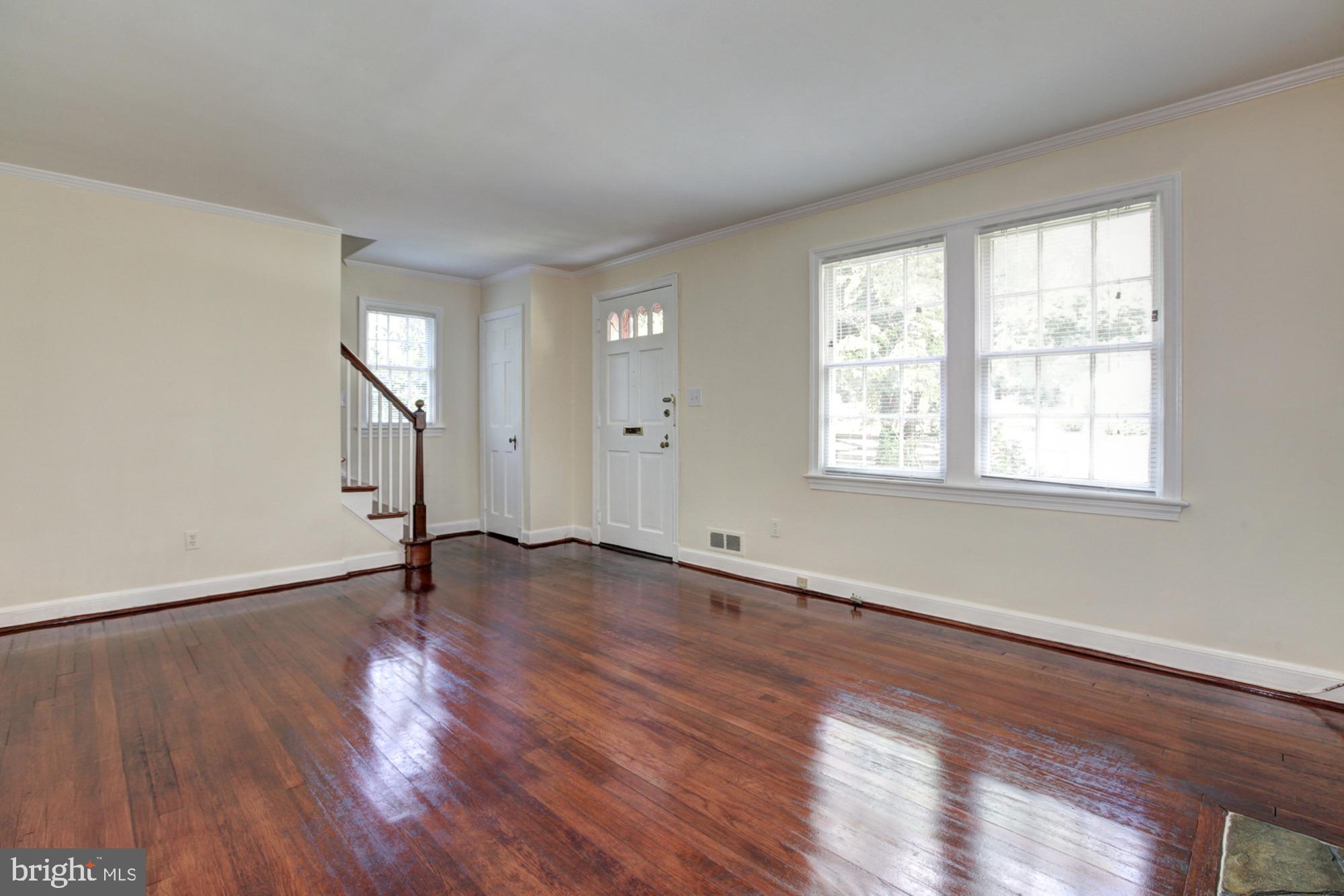600 Forest Glen Road Silver Spring, MD 20901 - Photo 11 of 28 Living Room