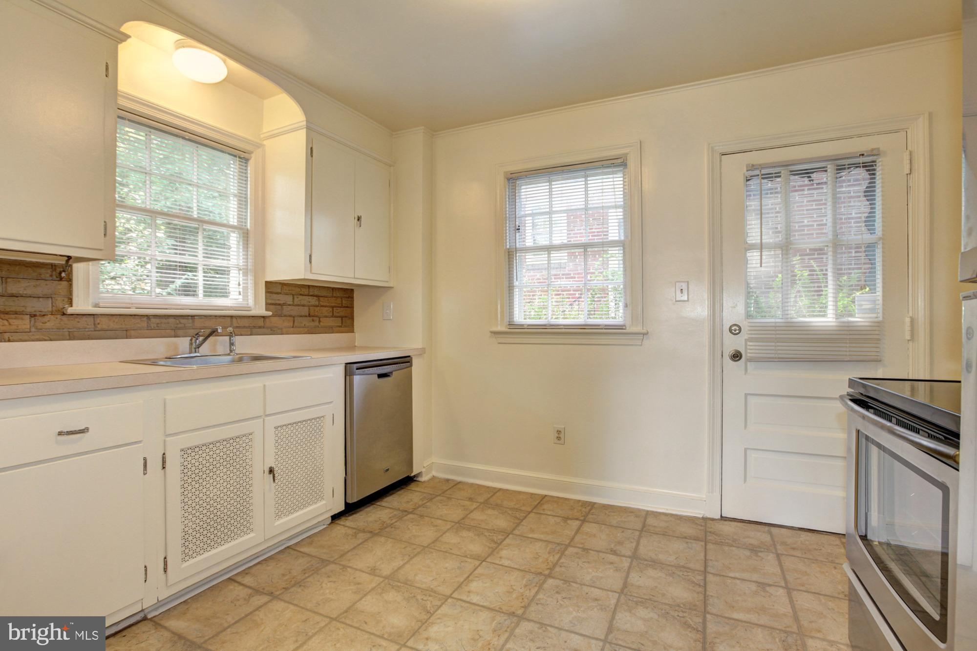 600 Forest Glen Road Silver Spring, MD 20901 - Photo 17 of 28 Kitchen
