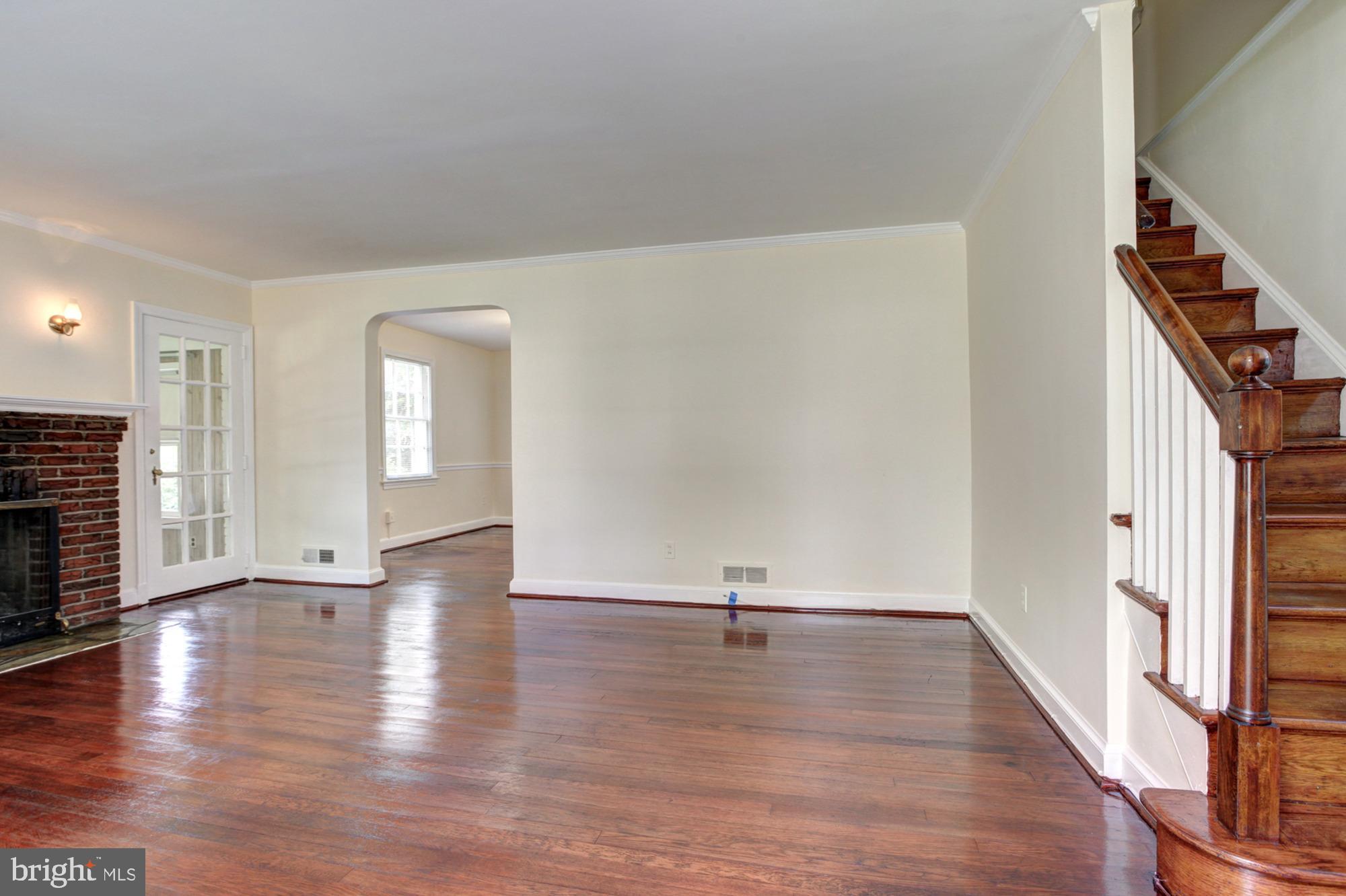 600 Forest Glen Road Silver Spring, MD 20901 - Photo 8 of 28 Living Room