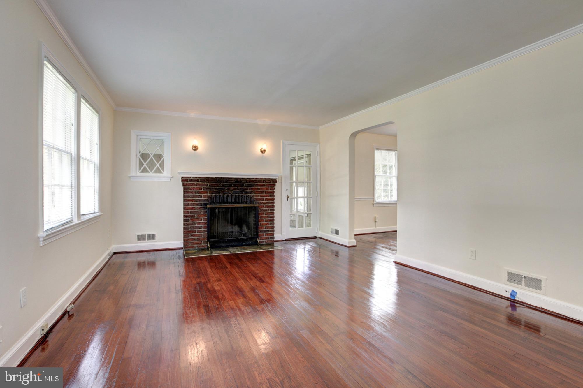 600 Forest Glen Road Silver Spring, MD 20901 - Photo 9 of 28 Living Room