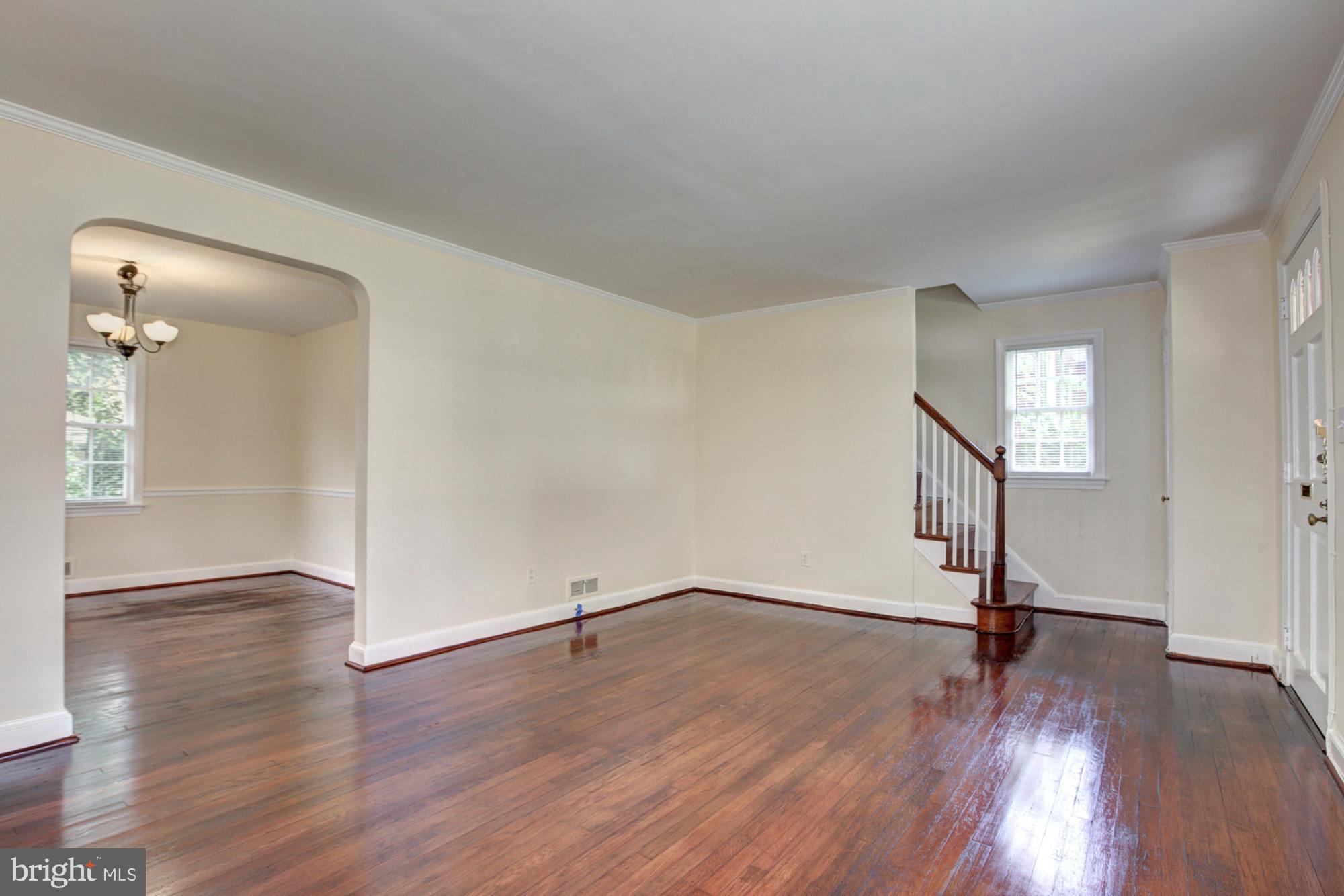 600 Forest Glen Road Silver Spring, MD 20901 - Photo 10 of 28 Living Room