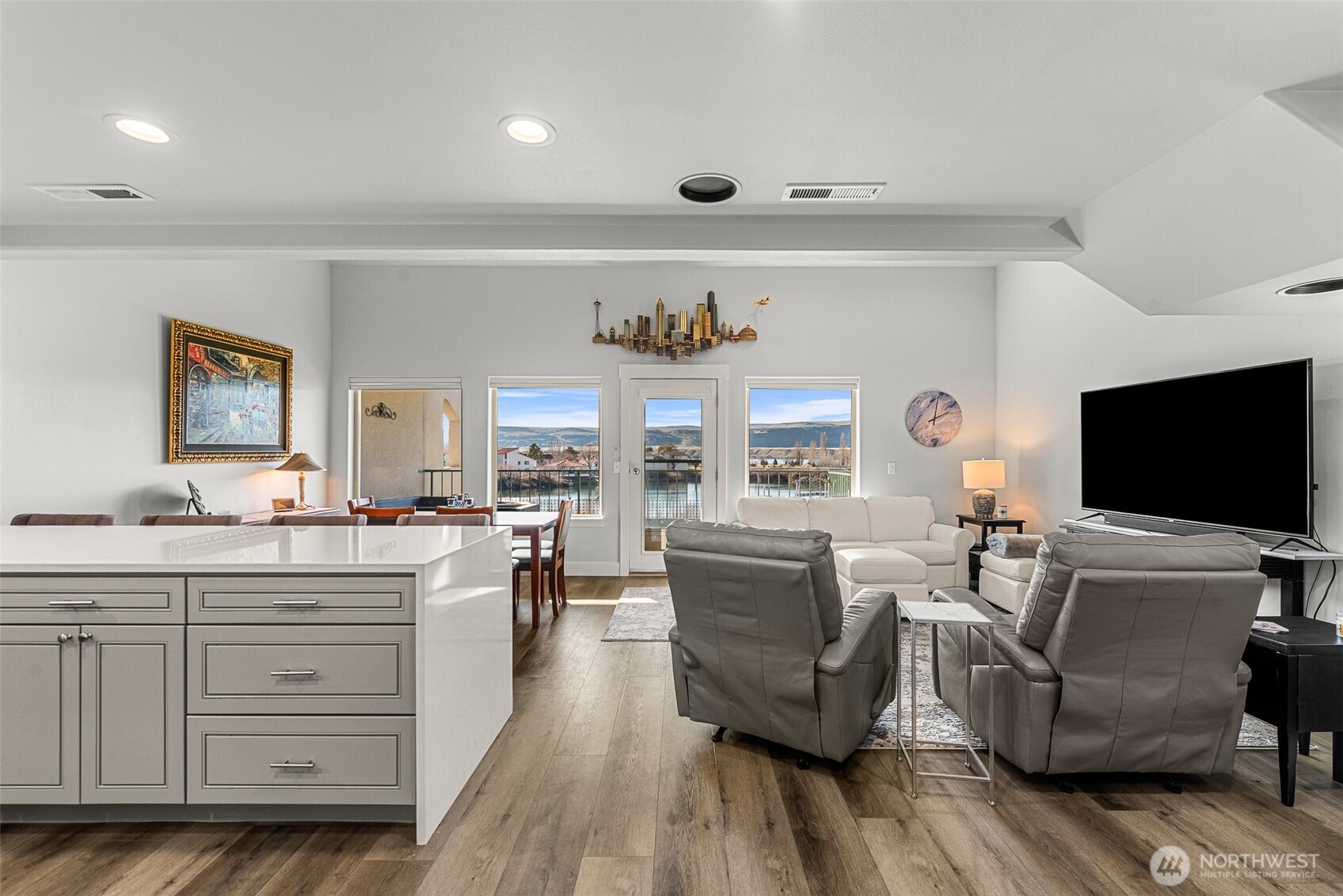 8997 Crescent Bar Road Northwest, Unit 219 Quincy, WA 98848 - Photo 11 of 40 a living room with furniture and a flat screen tv