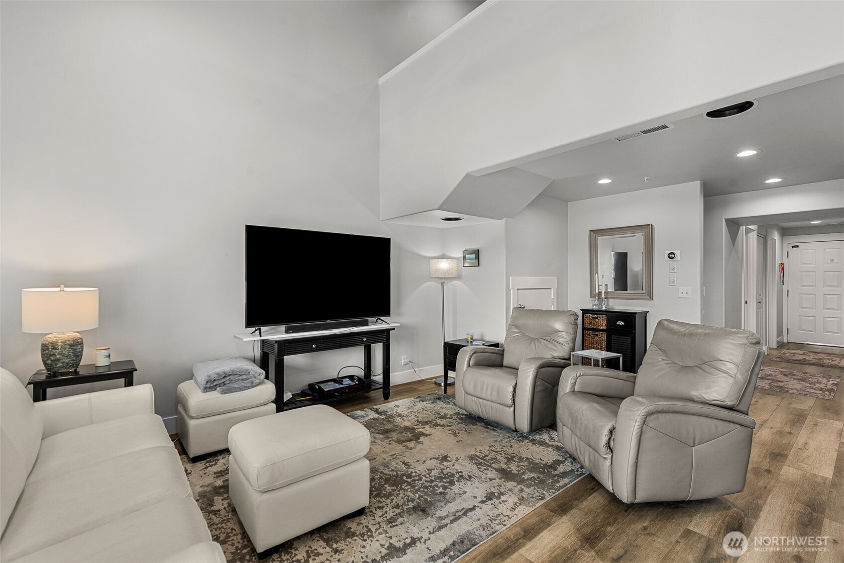 8997 Crescent Bar Road Northwest, Unit 219 Quincy, WA 98848 - Photo 20 of 40 a living room with furniture and a flat screen tv
