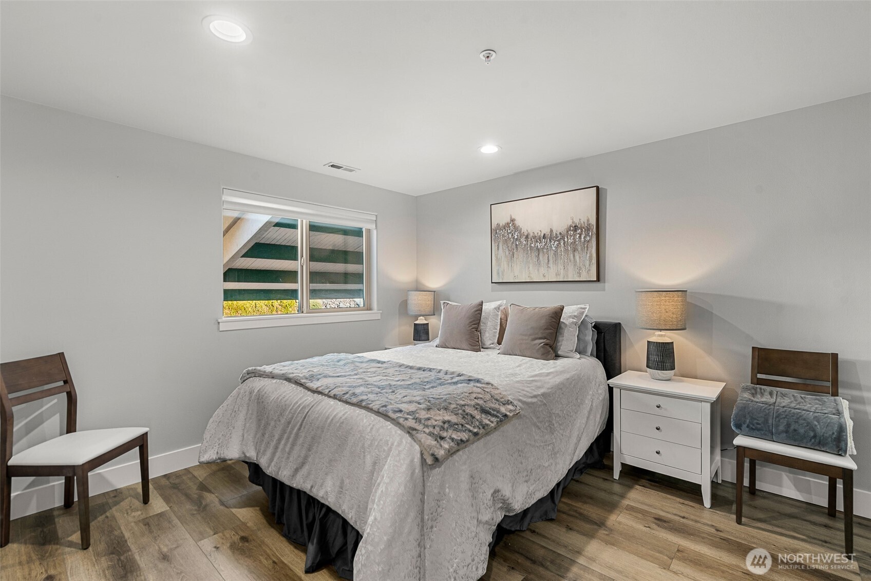 8997 Crescent Bar Road Northwest, Unit 219 Quincy, WA 98848 - Photo 24 of 40 a bedroom with a bed and a couch