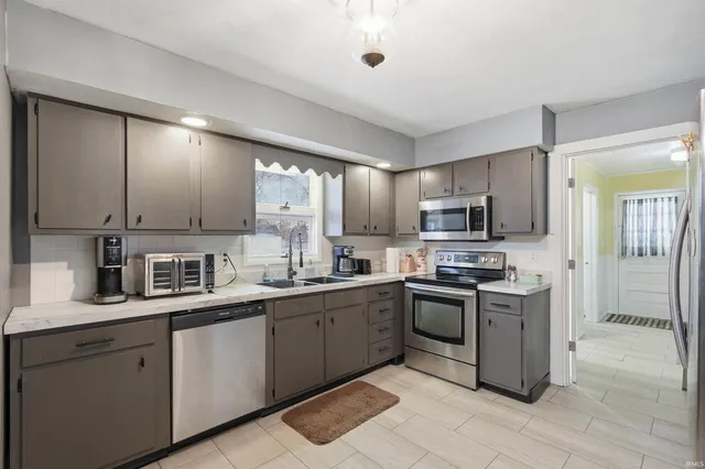 $195,000 | 410 North Mulberry Street, Farmland, IN 47340