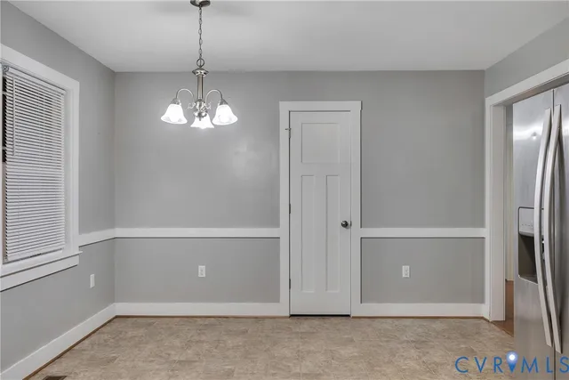 a view of a chandelier in big room and chandelier