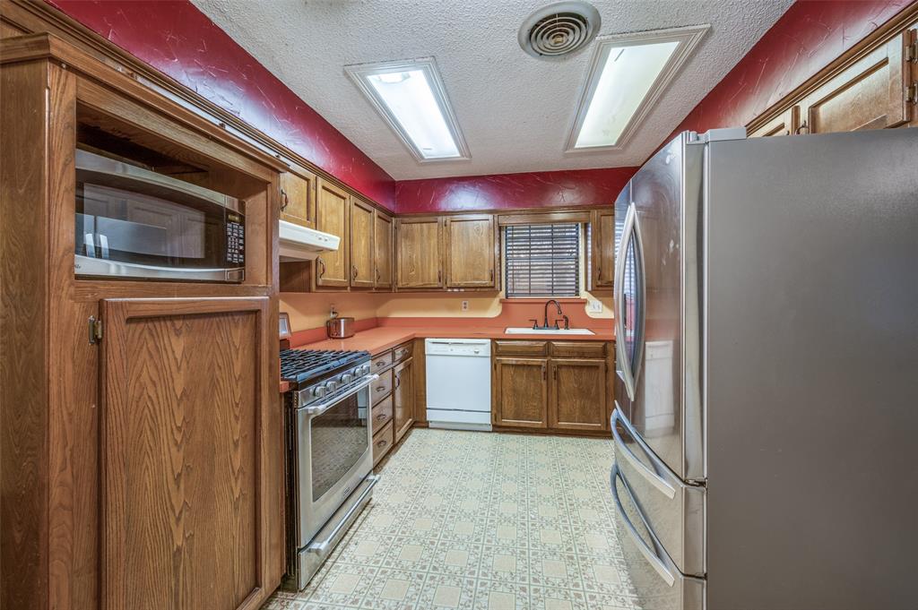 508 South Pedigo Street Pilot Point, TX 76258 - Photo 9 of 25 a kitchen with a sink and stainless steel appliances