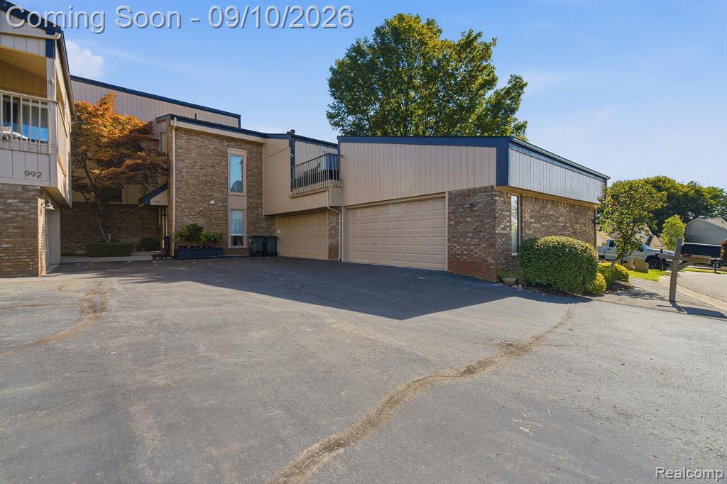 988 Golfview Court Rochester Hills, MI 48307 - Photo 1 of 40 Gallery Image 1