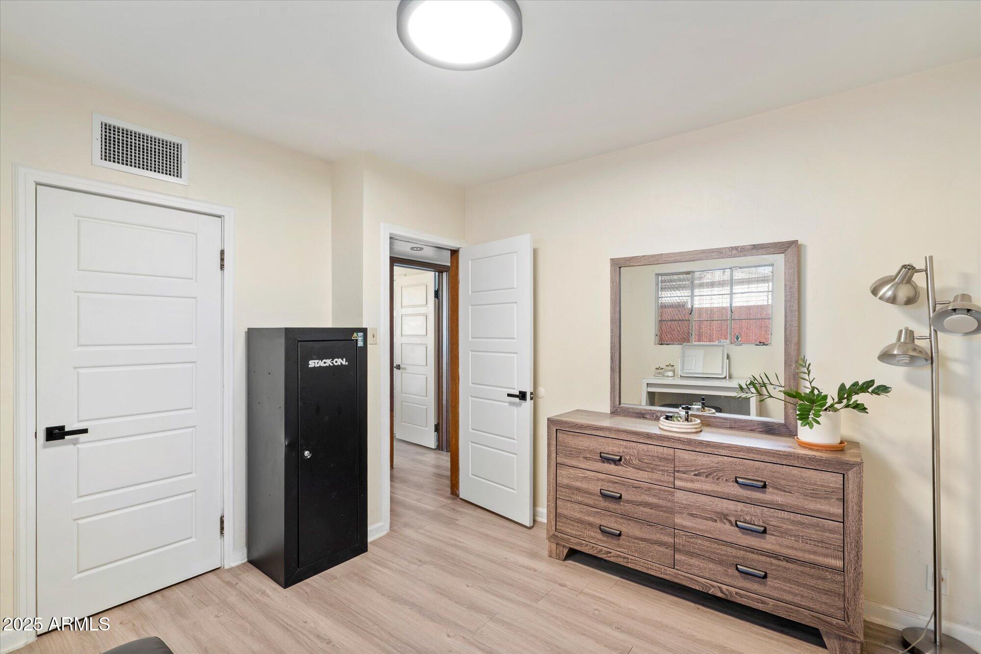 1405 East Osborn Road Phoenix, AZ 85014 - Photo 15 of 30 a room with a dresser and a mirror