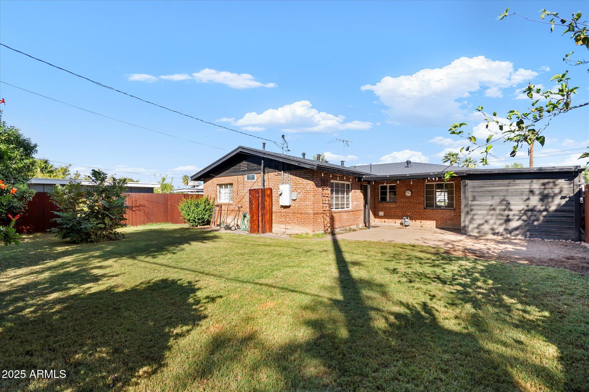 1405 East Osborn Road Phoenix, AZ 85014 - Photo 27 of 30 a front view of house with yard