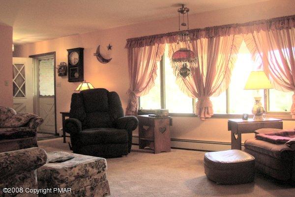 894 Polk Valley Road Stroudsburg, PA 18360 - Photo 3 of 7 Living Room