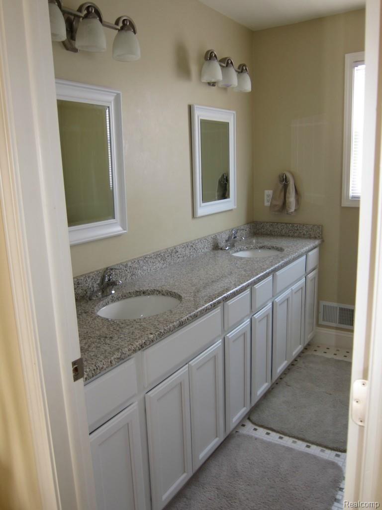 25260 Rutledge Crossing Farmington, MI 48335 - Photo 17 of 37 IMG_6109.jpg