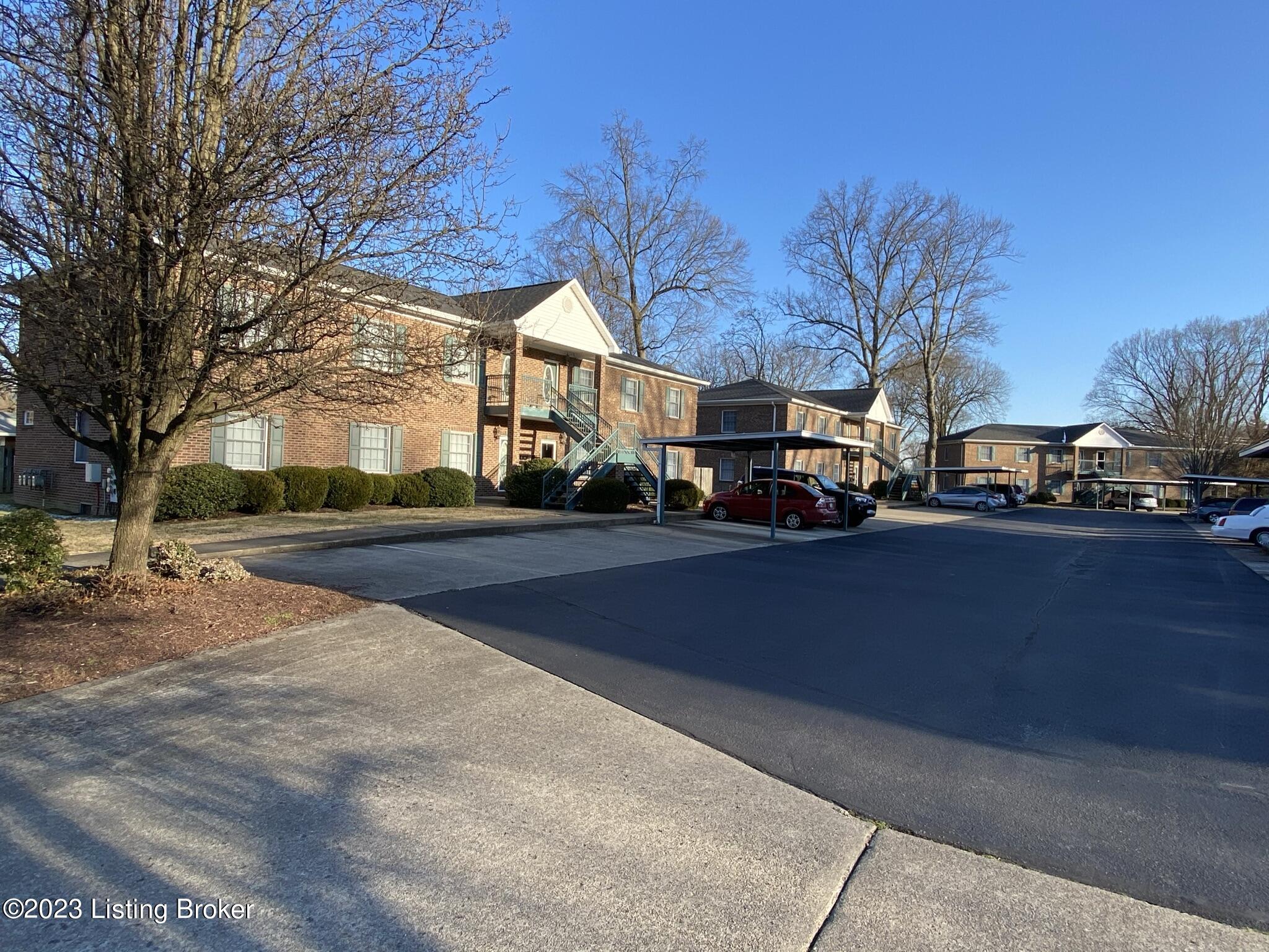 3122 Hendon Road Louisville, KY 40220 - Photo 2 of 53 BA44321E-04E2-46CB-B6FC-A87F2B08245A
