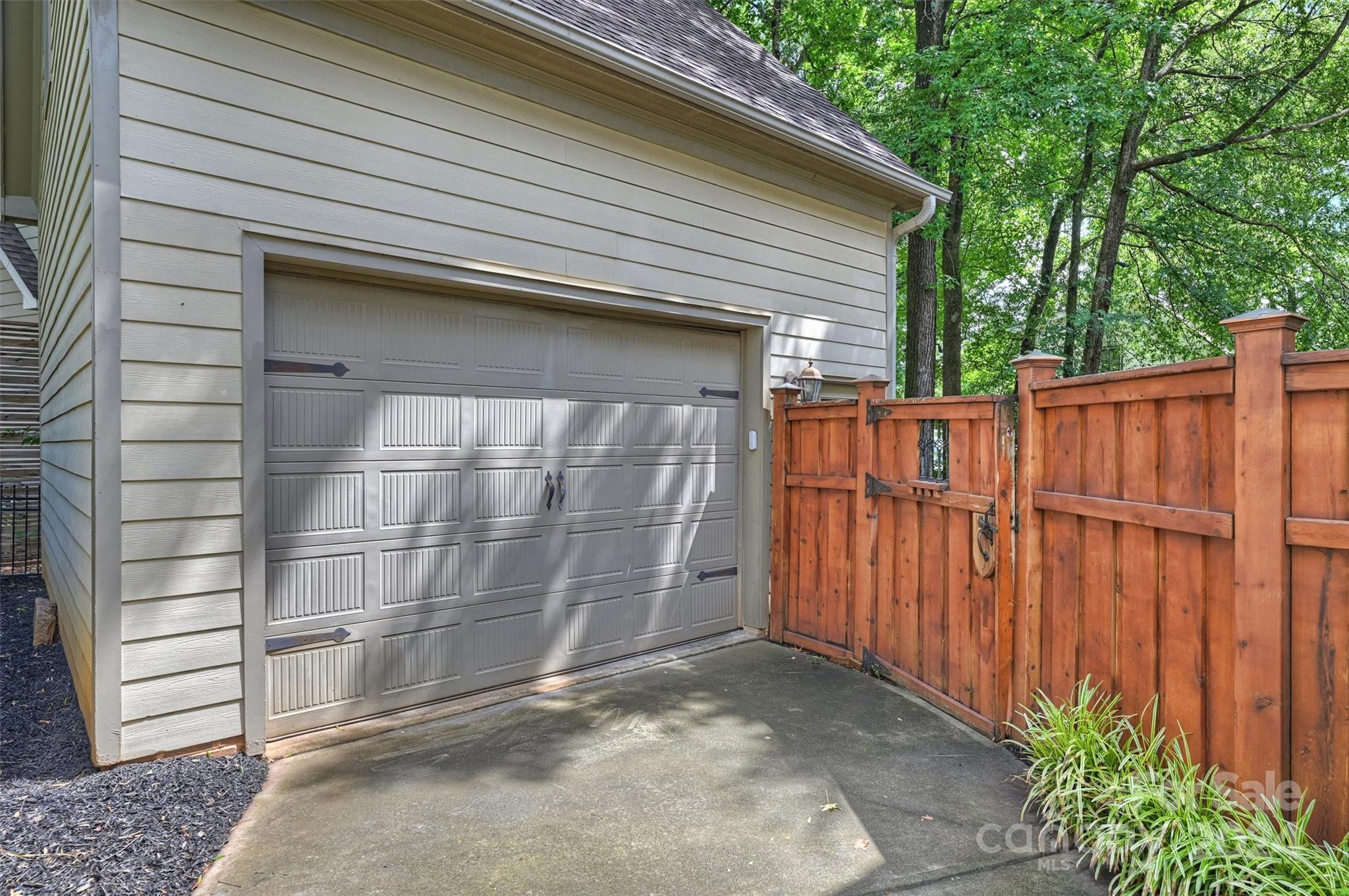813 Millbrook Road Charlotte, NC 28211 - Photo 43 of 47 a backyard of a house