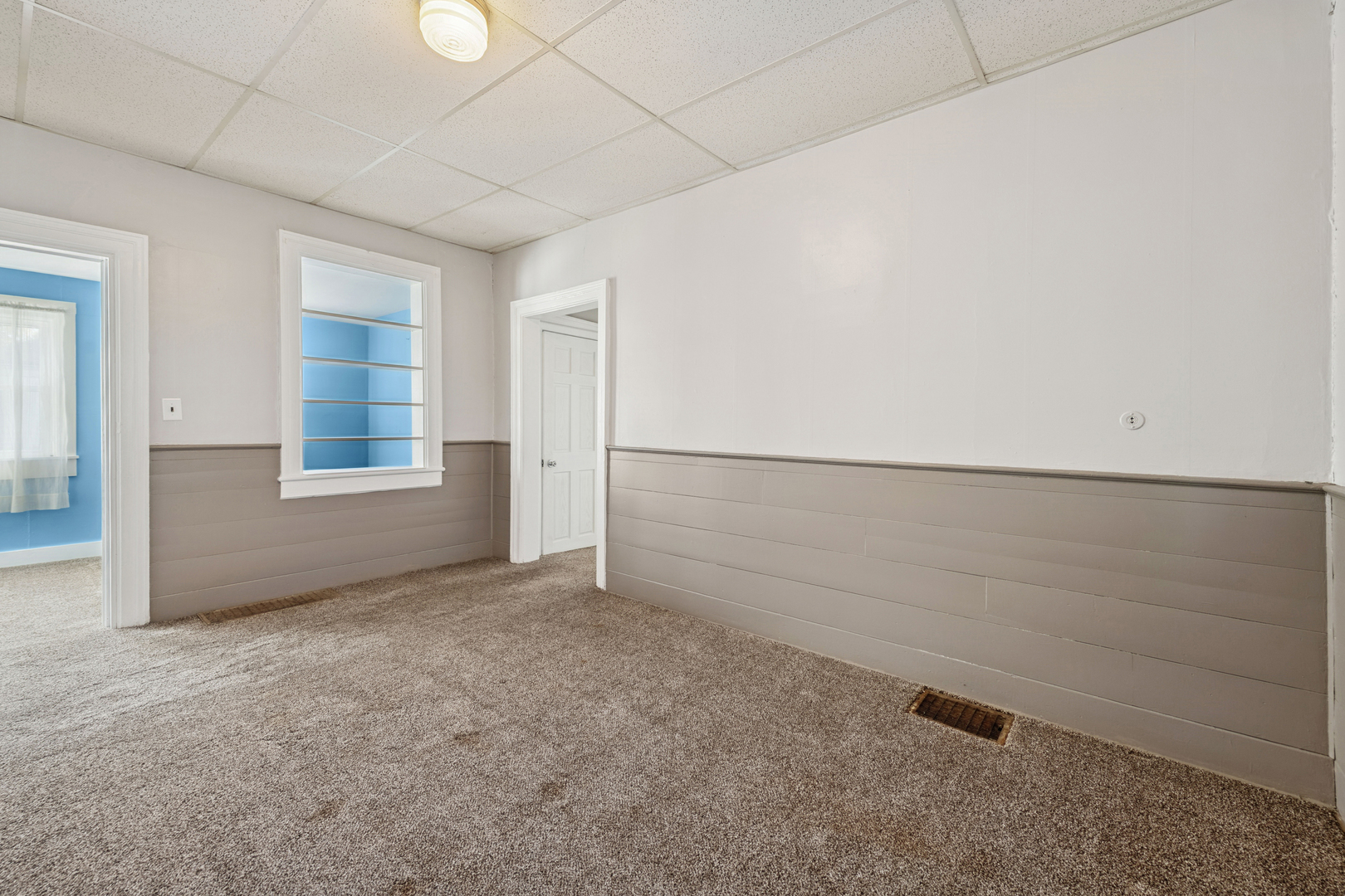 130 Seymour Street Sharon, WI 53585 - Photo 3 of 23 an empty room with closet