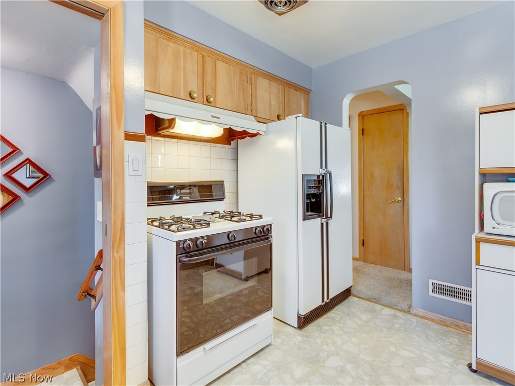 7189 Maplewood Road Parma, OH 44130 - Photo 8 of 20 Appliances stay with the home.