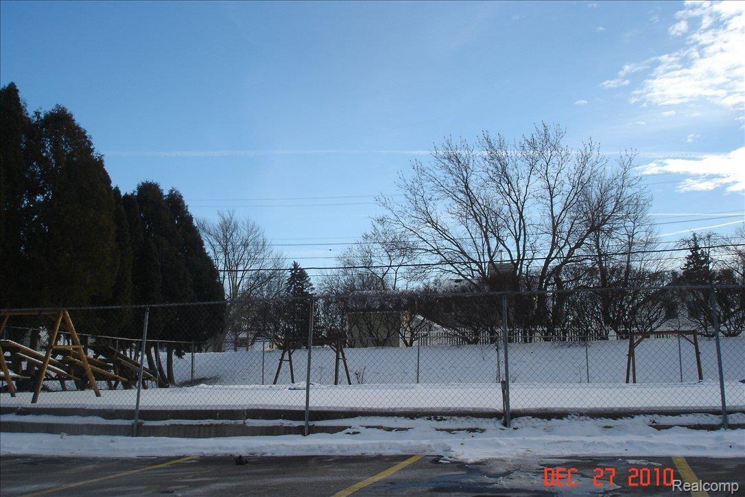 801 Plate Street, Unit 13 Rochester, MI 48307 - Photo 6 of 6 801 Plate Pool Area 003