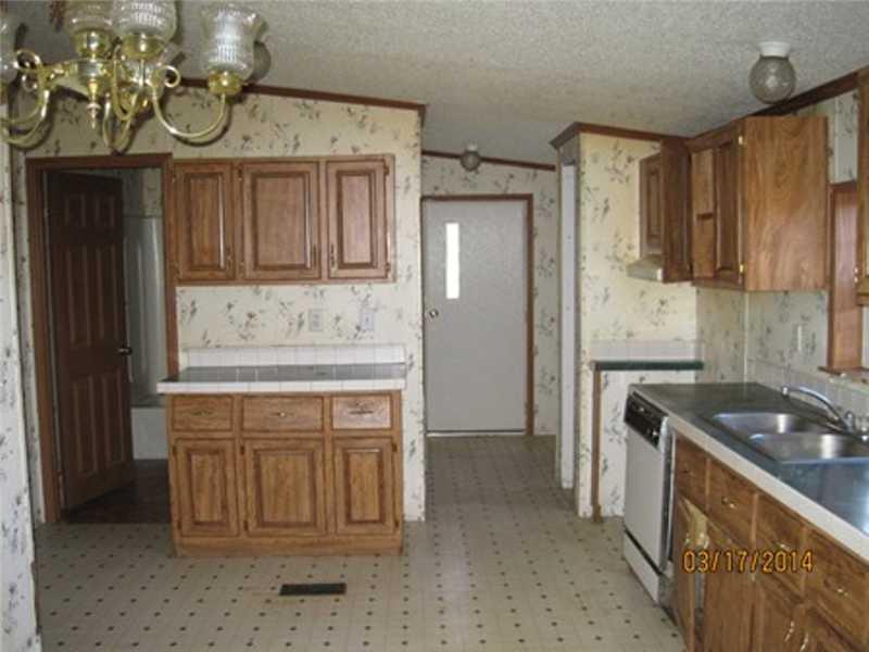 122 Pinewood Lane Butler, PA 16001 - Photo 4 of 10 Kitchen.