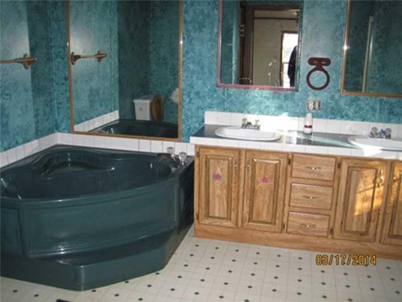 122 Pinewood Lane Butler, PA 16001 - Photo 6 of 10 Master Bath/Spa.