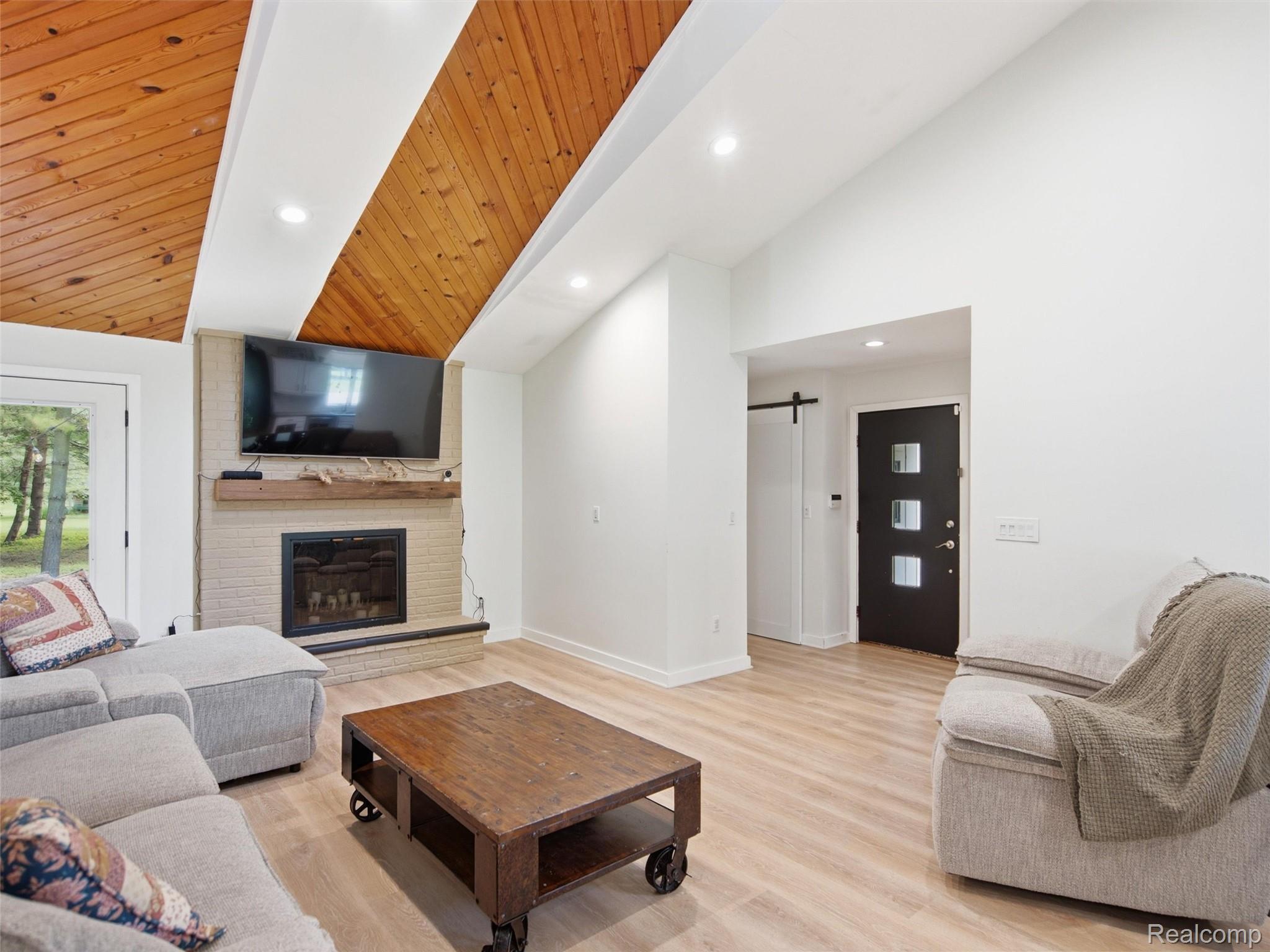 2258 South Long Lake Road Fenton, MI 48430 - Photo 4 of 40 09-DSC04275.jpg