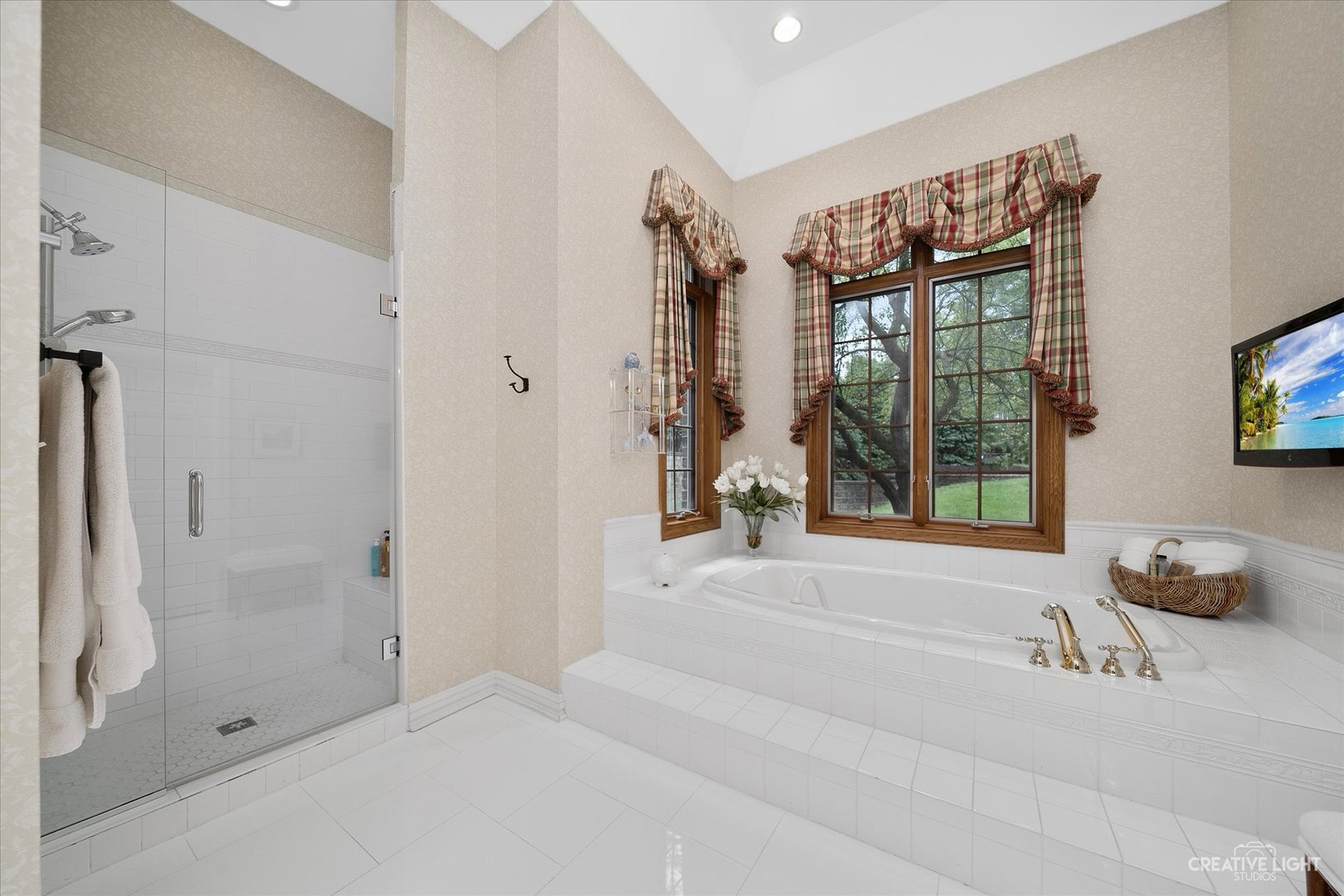 3293 Oak Knoll Road Carpentersville, IL 60110 - Photo 21 of 44 a spacious bathroom with a bathtub and a shower