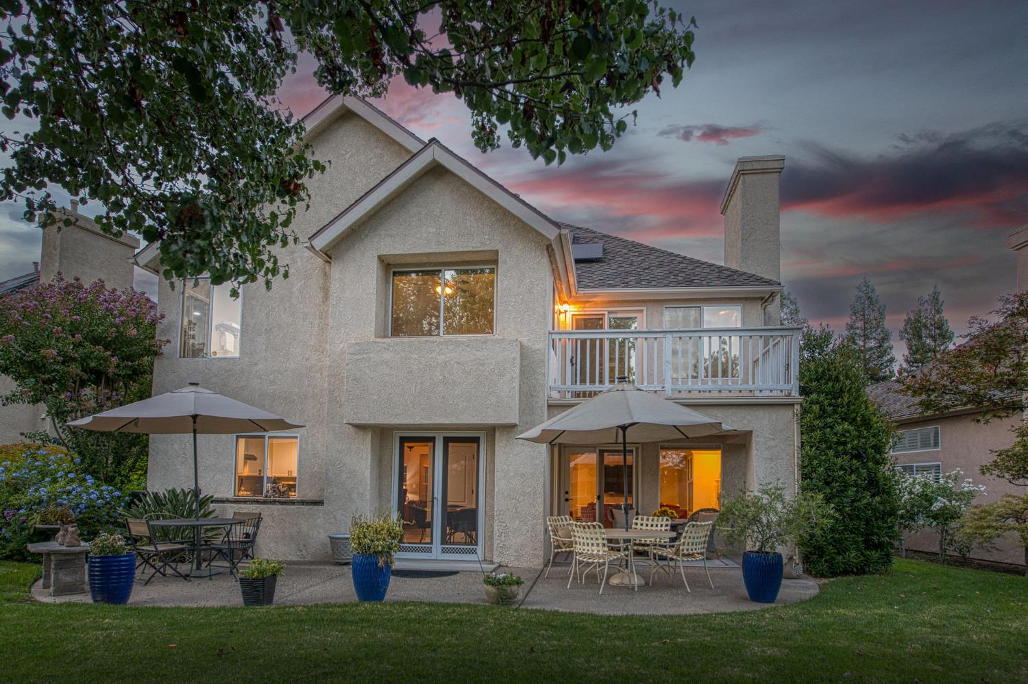 3077 West Pembrook Loop Fresno, CA 93711 - Photo 5 of 56 a front view of house with yard and outdoor seating